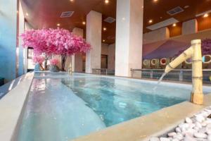 een zwembad met een glijbaan in een hotel bij Genting Peak 3PaxStudio412 @Ion Delemen in Genting Highlands