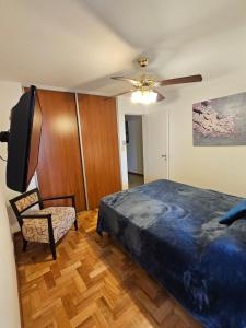 une chambre avec un lit et un ventilateur de plafond dans l'établissement Amplio Depto en Pleno Centro!, à Córdoba