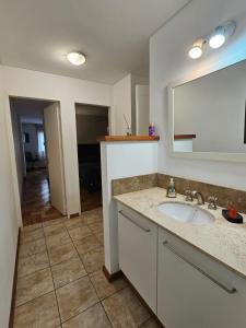 une salle de bain avec un lavabo et un miroir dans l'établissement Amplio Depto en Pleno Centro!, à Córdoba
