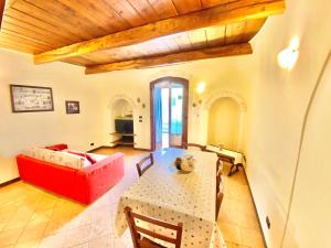 een woonkamer met een tafel en een bank bij Trulli Moon in Alberobello