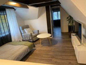 una camera con letto, sedia e tavolo di Bli Hel a Malmö