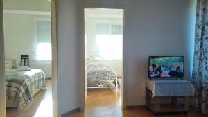 Habitación con dormitorio con cama y espejo. en Airport-apartament 24&24 Chişinău!!! en Chisináu