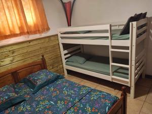 sypialnia z 2 łóżkami piętrowymi i łóżkiem w obiekcie Le Latanier w mieście Petite-Île