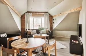 a living room with a table and a couch at Krüger's Crib By Staysville in Stavanger