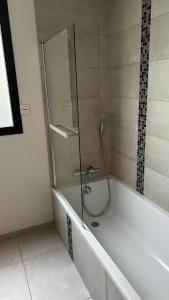 een badkamer met een douche en een glazen deur bij Chez Chris et Gildas in Gilly-sur-Isère