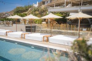 Der Swimmingpool an oder in der Nähe von New Paradise Beach Resort - Adults only