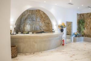 eine Lobby mit einer großen Steinmauer in der Unterkunft New Paradise Beach Resort - Adults only in Paradise Beach