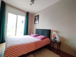 una camera con letto e finestra di Private Room romantic area a Sitges