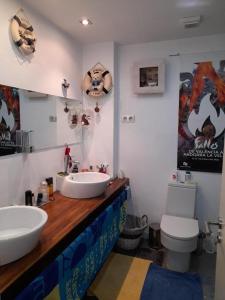 ein Badezimmer mit zwei Waschbecken und einem WC in der Unterkunft Private Room romantic area in Sitges