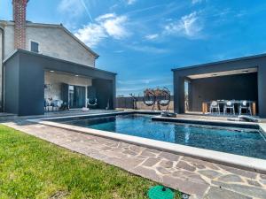 een zwembad in de achtertuin van een huis bij Luxury and stylish villa with private pool and terrace in Poreč
