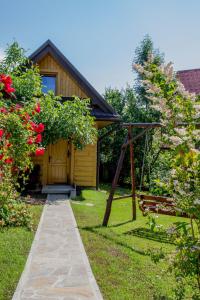 シュツァブニツァにあるDomek góralski u Felusiaの木造家屋と小道のある庭園