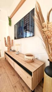 un salon avec une télévision au mur dans l'établissement Sophie Waterfront Central, à Durrës