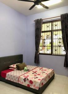 a bedroom with a bed and a window at Zara Dija Homestay Klia/Klia2 in Sepang