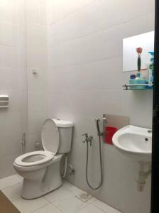 uma casa de banho com um WC e um lavatório em Zara Dija Homestay Klia/Klia2 em Sepang