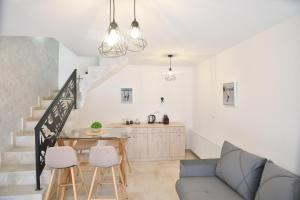 cocina y sala de estar con mesa y sillas en Brvnara Mont 2 en Zlatibor