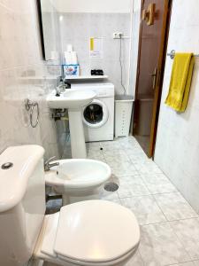 y baño con lavamanos y lavadora. en Holidays Madeira, en São Vicente
