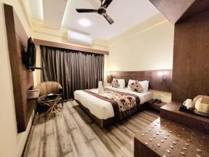 a hotel room with a bed and a ceiling fan at Hotel Green Rooms, Vintage Luxury Near Dal Lake in Srinagar +33 photos