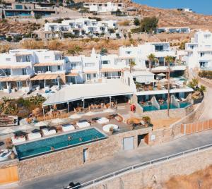 eine Luftaufnahme eines Resorts mit Swimmingpool in der Unterkunft New Paradise Beach Resort - Adults only in Paradise Beach