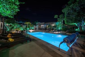 ein Schwimmbad in der Nacht mit Wasserrutsche in der Unterkunft Casa de la Luna in Tías