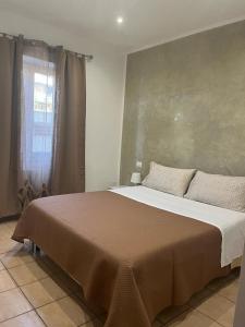 a bedroom with a large bed in a room at Mondo House in Fiumicino