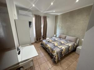 a bedroom with a bed in a room at Mondo House in Fiumicino