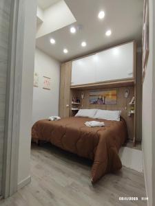 1 dormitorio con 1 cama grande en una habitación en In the Paradise of Gole Alcantara Rooms, en Graniti