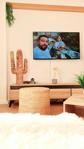 uma sala de estar com uma televisão de ecrã plano na parede em Sophie Dream Apartment, City Center , Beachfront em Durrës