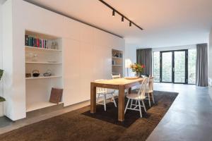 ein Esszimmer mit einem Holztisch und Stühlen in der Unterkunft City centre Loft on the historic Canal in Utrecht