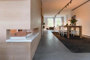 Zimmer mit einem Tisch und einem Esszimmer in der Unterkunft City centre Loft on the historic Canal in Utrecht + 18 Fotos