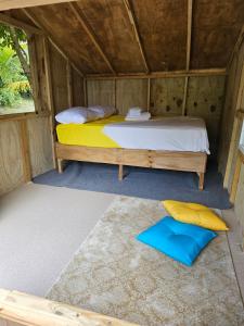 uma cama e duas almofadas num pequeno quarto em Glamping at Zephyra's Wisdom 