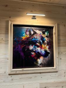 una pintura de un lobo en una pared en Les appartements Makalu Val Thorens en Val Thorens