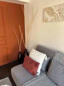 - un salon avec un canapé et deux vases dans l'établissement Casita: maison duplex +parking/terrasse/Netflix, à Troyes