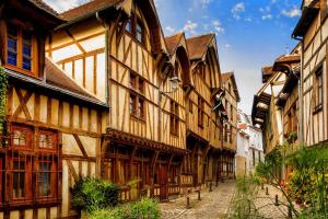 Une allée dans une vieille ville avec des bâtiments en bois dans l'établissement Casita: maison duplex +parking/terrasse/Netflix, à Troyes
