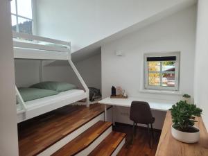 1 dormitorio con litera y escritorio en Appartement Lockei, en Eben im Pongau