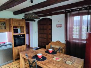 Kuchyň nebo kuchyňský kout v ubytování GITE Chambre SPA Privé DE L'ANCIENNE FERME