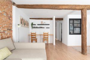 un soggiorno con divano e tavolo di Moderno y cómodo apartamento en calle Vargas a Santander