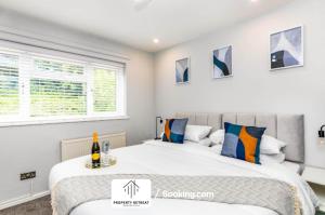a bedroom with two beds and a window at Birmingham Near Airports & NEC, Contractors & Leisure Stays Property Retreat Short Lets & Serviced Accommodation in Kingshurst