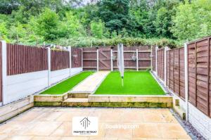 a small garden with a fence and grass at Birmingham Near Airports & NEC, Contractors & Leisure Stays Property Retreat Short Lets & Serviced Accommodation in Kingshurst