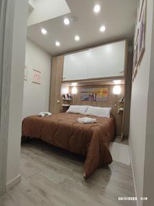 1 dormitorio con 1 cama grande y espejo grande en In the Paradise of Gole Alcantara Rooms, en Graniti