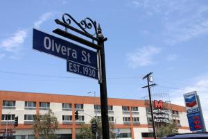 a street sign for oxygen st in front of a building at Metro Plaza Hotel in Los Angeles