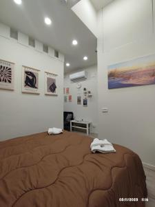 1 dormitorio con 1 cama con toallas en In the Paradise of Gole Alcantara Rooms, en Graniti
