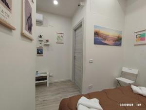 1 dormitorio con 1 cama, 1 silla y 1 puerta en In the Paradise of Gole Alcantara Rooms, en Graniti