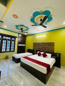 Hotel Rajshree Palace客房内的一张或多张床位