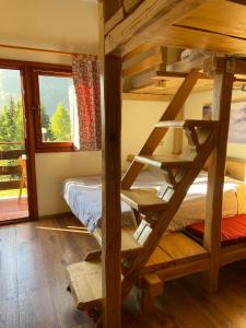 a bunk bed in a room with a bunk bedutenewayangering at IL COVO DELLO SCIATORE in Falcade