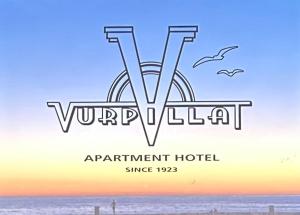 un panneau indiquant un hôtel à la plage dans l'établissement The Vurpillat, à Hermosa Beach