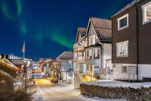 alejka z budynkami i aurora na niebie w obiekcie Arctic Homes - Majestic View w mieście Tromsø