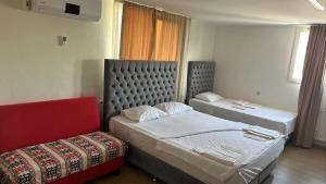 Ein Bett oder Betten in einem Zimmer der Unterkunft AQQA RESİDANCE