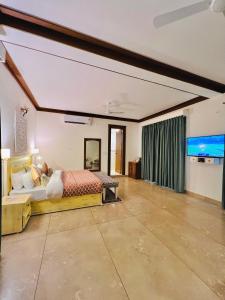 リシケーシュにあるYog Niketan Villaのベッド2台と大きな水族館が備わる広い客室です。