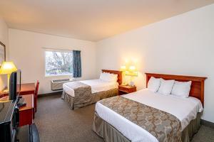 een hotelkamer met 2 bedden en een televisie bij Anchorage Motel Inc. in Rehoboth Beach