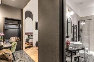 罗马Residenza Piranesi Boutique Hotel的带水槽和镜子的浴室
